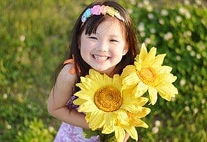 保育園児 女の子と向日葵