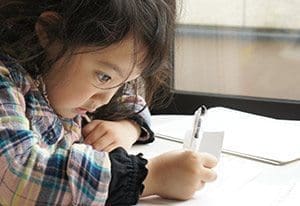 プリスクール子供が勉強している。